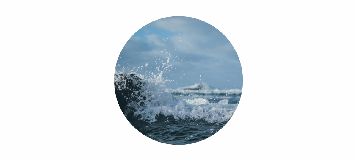 Blue sea wave symbolising the calm and clarity of the aquamarine ring.
